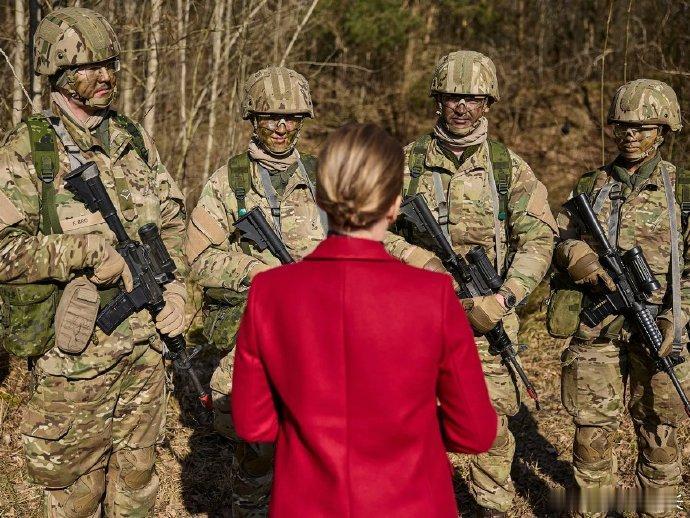 据媒体报道，日前丹麦已向格陵兰岛部署了一支先遣军事单位和装备，为可能部署的更大规