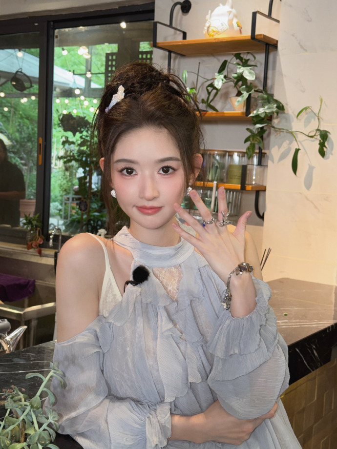 王玉雯做隐藏任务的天才王玉雯炒菜间隙搞定了隐藏任务王姐收下我的膝盖！从接任务到吃