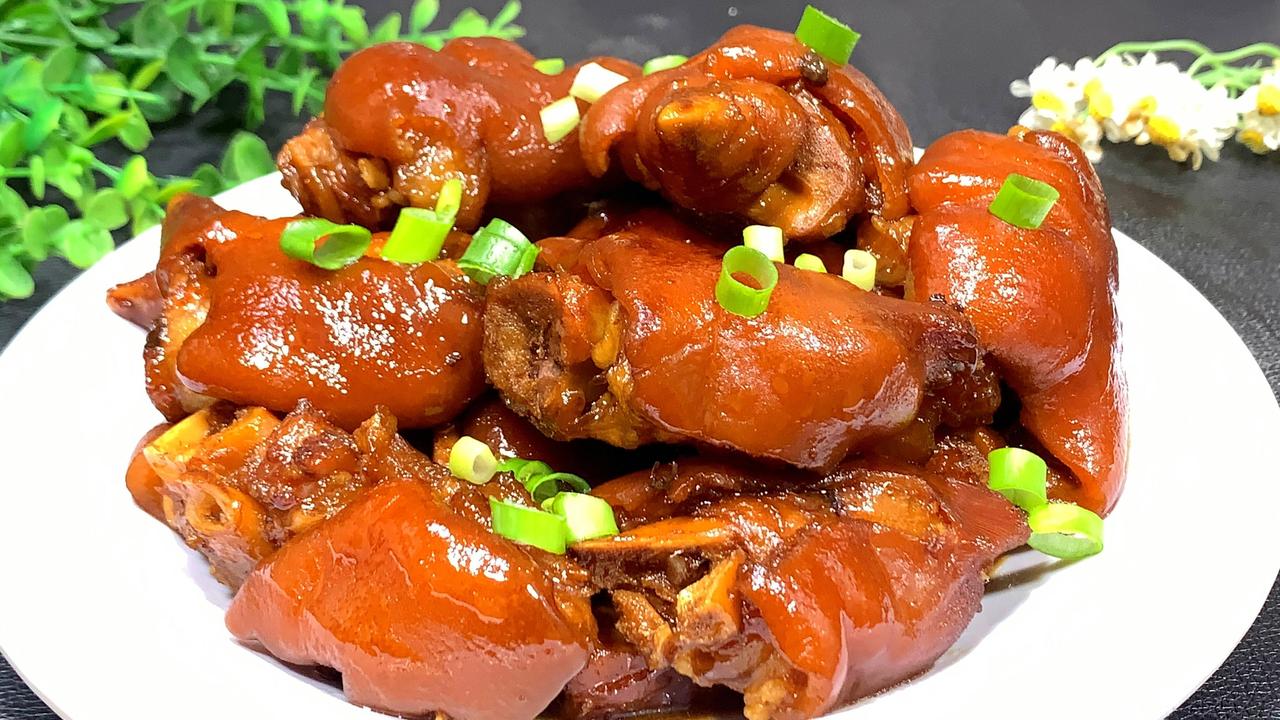 猪蹄再次成为热点！医生发现：高血糖患者吃猪蹄，需注意5点
 
热腾腾的一锅红烧猪