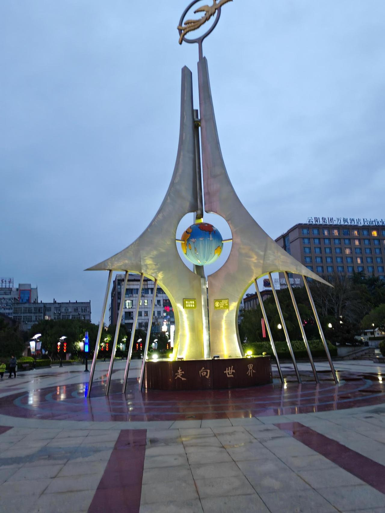 你看了丹阳市民广场这新宏伟建筑有什么感想？
丹阳位于江苏镇江，城市不大，但历史悠