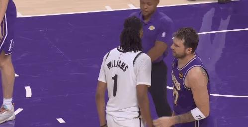 3月22日，湖人客场对阵魔术的比赛中，东契奇与比塔泽在卡位时爆发言语冲突，裁判当