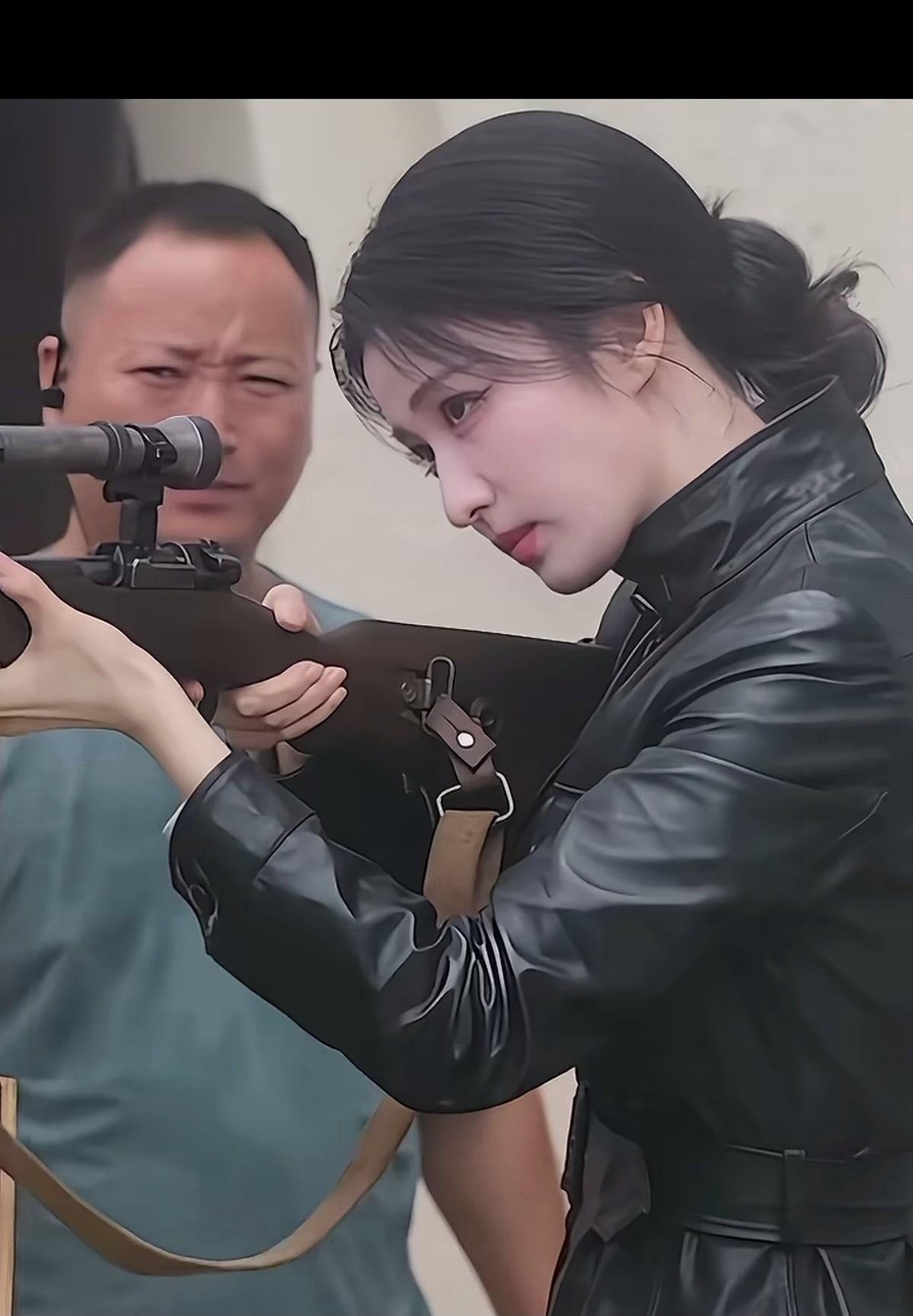 新生代明星王楚然就是飒爽，玩枪的样子太帅了。威风凛凛，目光如炬，很有现代花木兰的