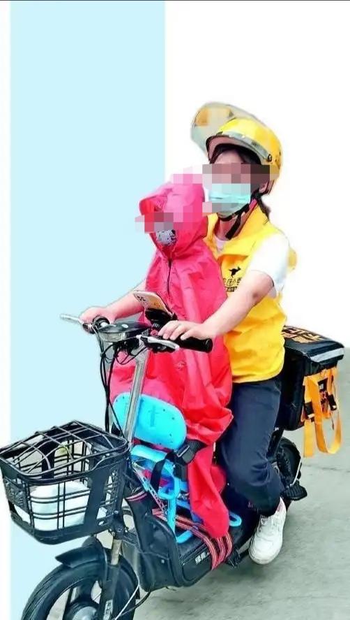 这一幕既让人感动也让人心疼！
5月4日，浙江一位带孩子送外卖的宝妈在送餐途中遭遇
