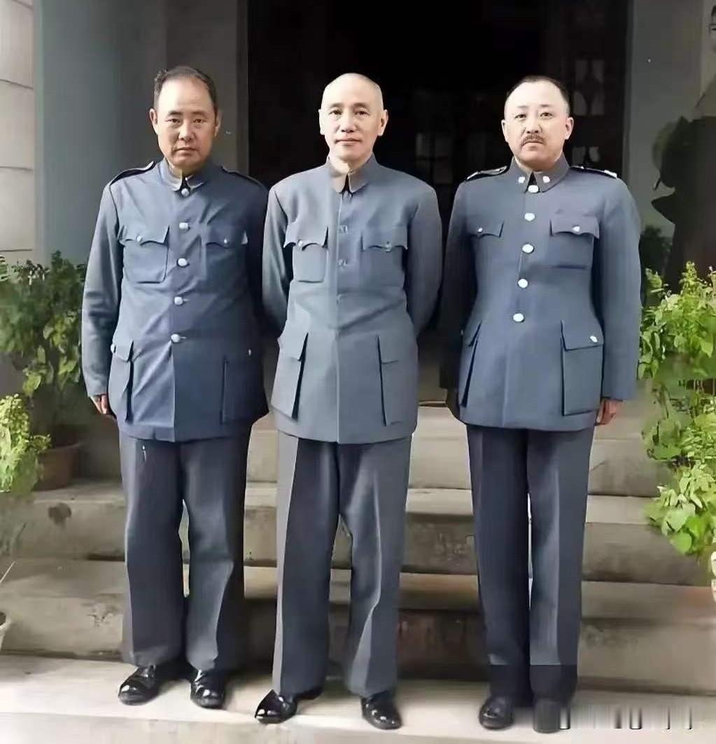 这八位老者东西方差异显著，中山装与西装革履便充分体现了这一点。

这两拨人都曾是