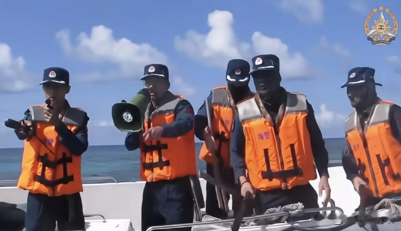 菲方公布的画面，可以看到我们的海警执法队员非常的专业，面对菲方人员的挑衅表现的非