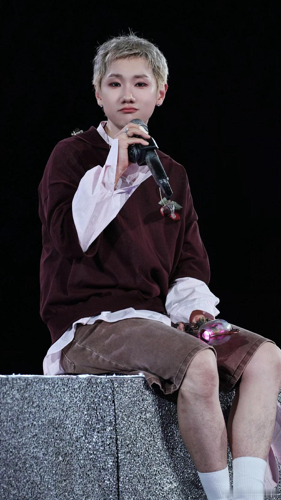汪苏泷萌到临头了还在那儿撅嘴笑坐在演唱会高台之上，汪苏泷轻轻撅嘴，努力憋着笑意，