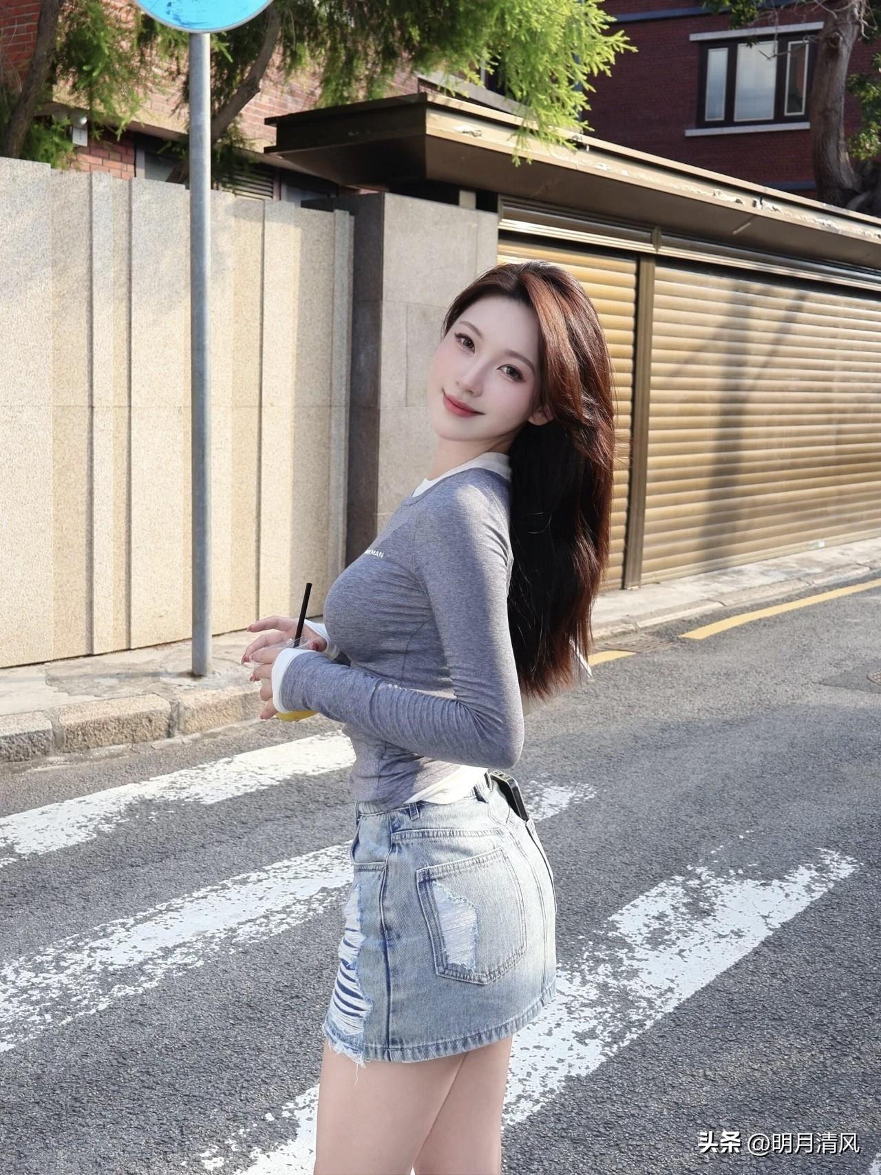 穿牛仔短裤拍照，其实不用学太多姿势，这一个动作就够了👇

下午出门溜达，穿了条