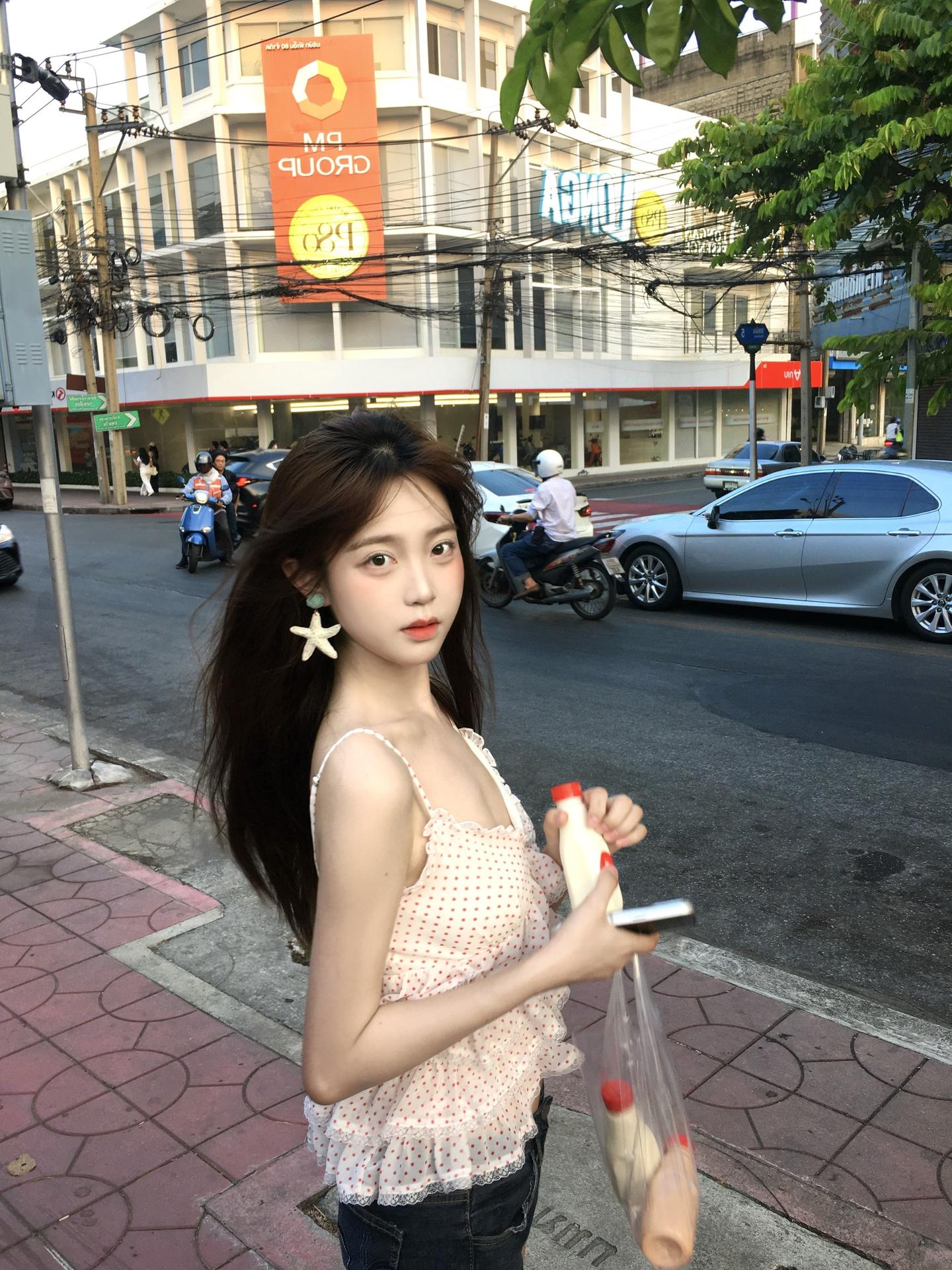 两张虽然在笑其实在生气的照片