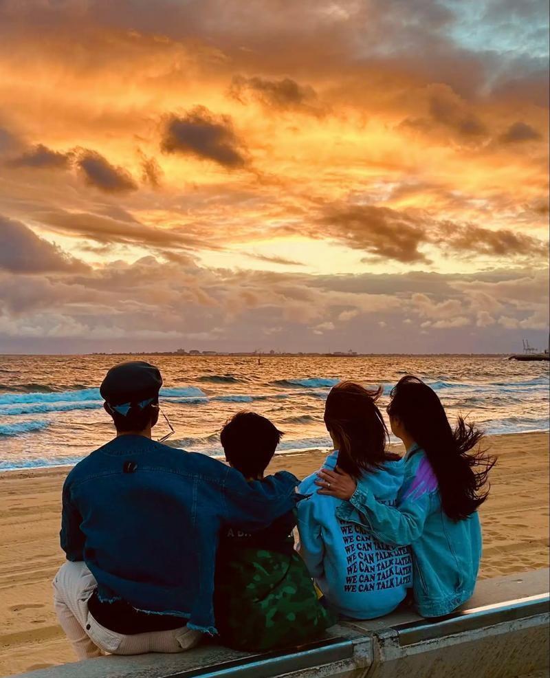 别信什么婚姻是爱情的坟墓。
最新数据扒出来：在亚洲，好的婚姻是一剂“青春针”，效