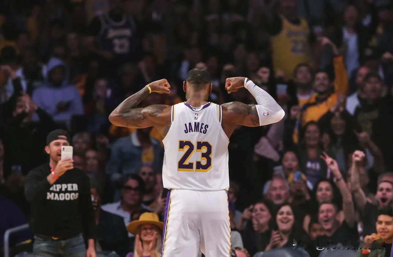 杜兰特刚刚超越贾巴尔，成为职业生涯季后赛得分 30+ 场次第四多的球员。前六名如