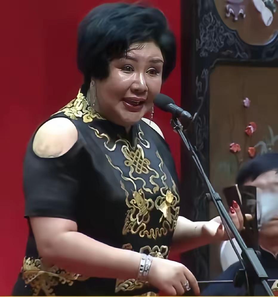 嚯！德云社的老板娘可真是“气场十足”，气度不凡。
王惠，虽说身形丰腴，脸颊也带着