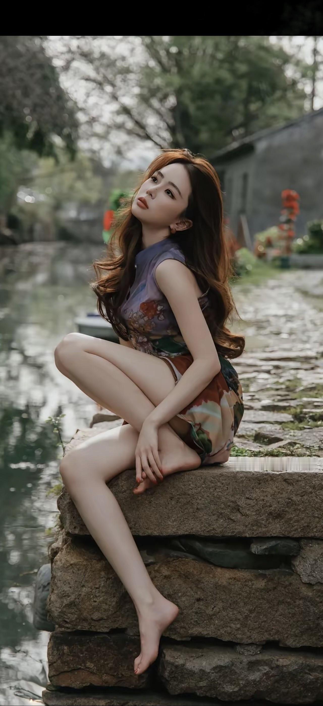 红袖添香夜，清波映月明。