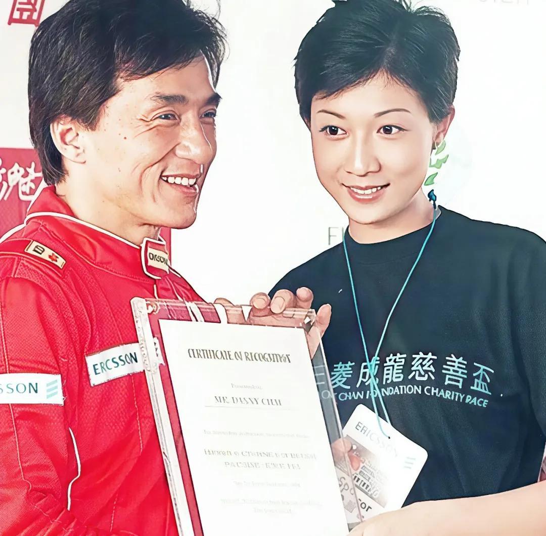 吴绮莉她妈对她太严厉，成年了，叛逆也不听妈妈的了。
 
生了孩子，她也像他妈妈一