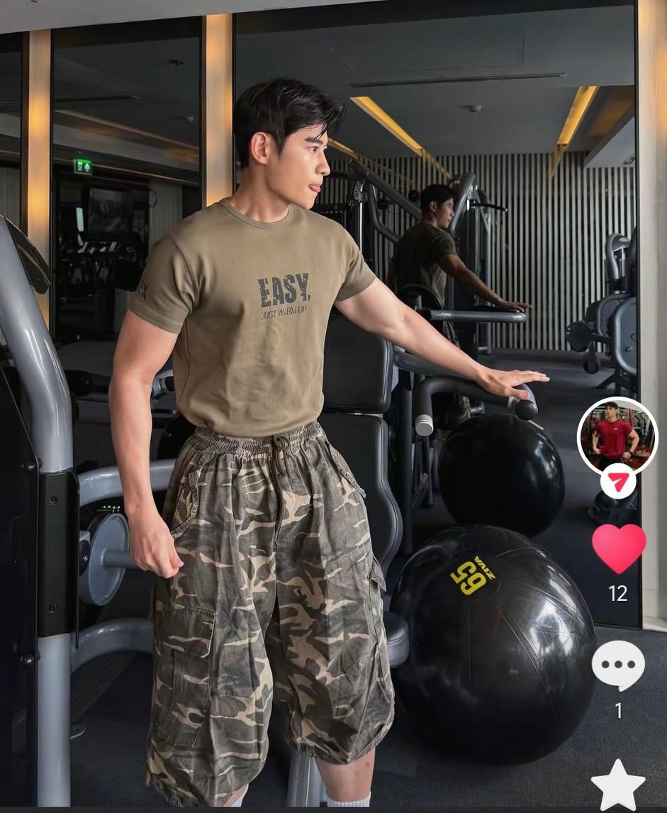 我怀疑我被做局了，
抖音每天都向我推三样东西，
一：肌肉男，
二：各种瑜伽健身衣
