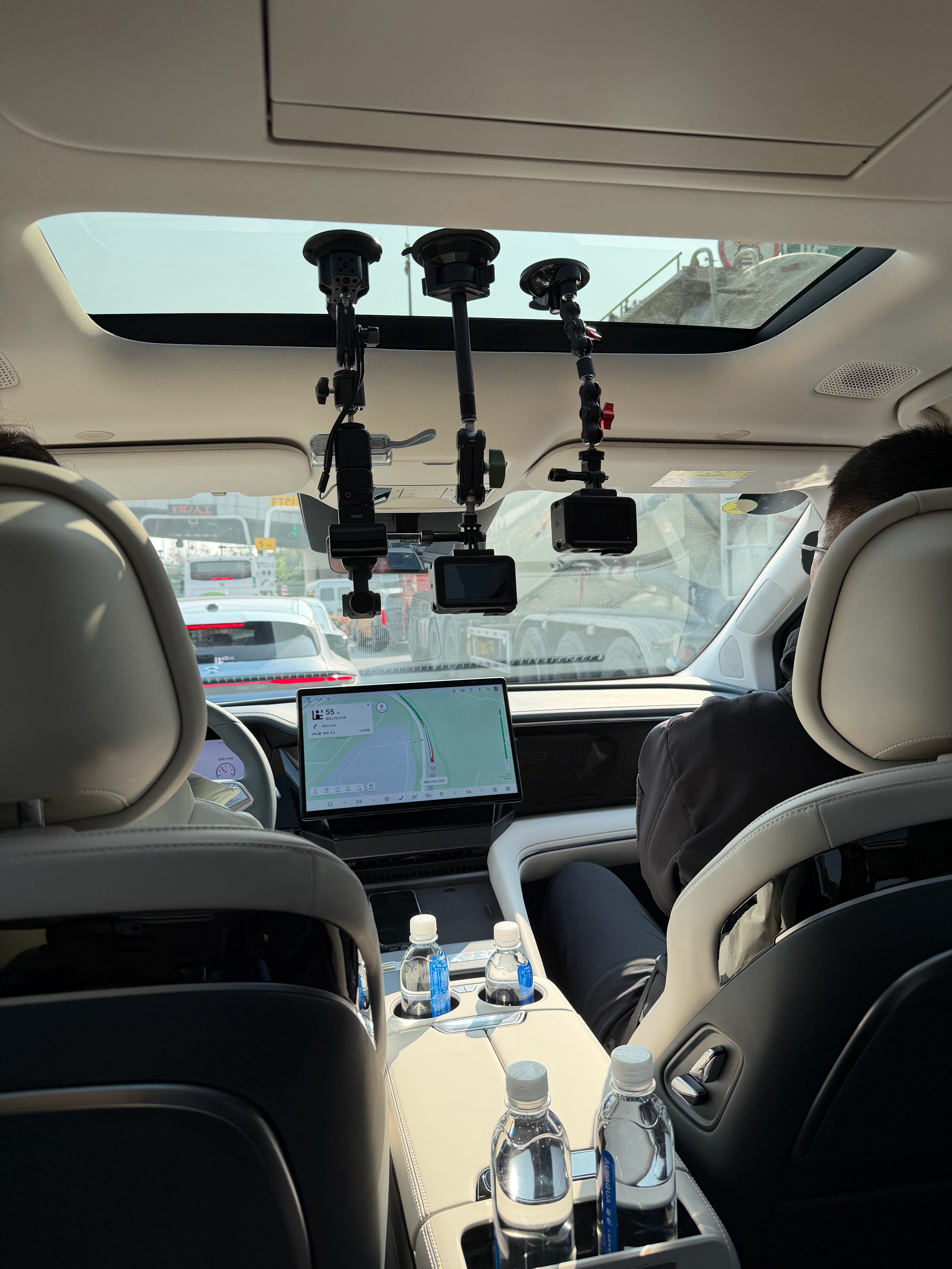 多个媒体老师在一起，连设备都打架