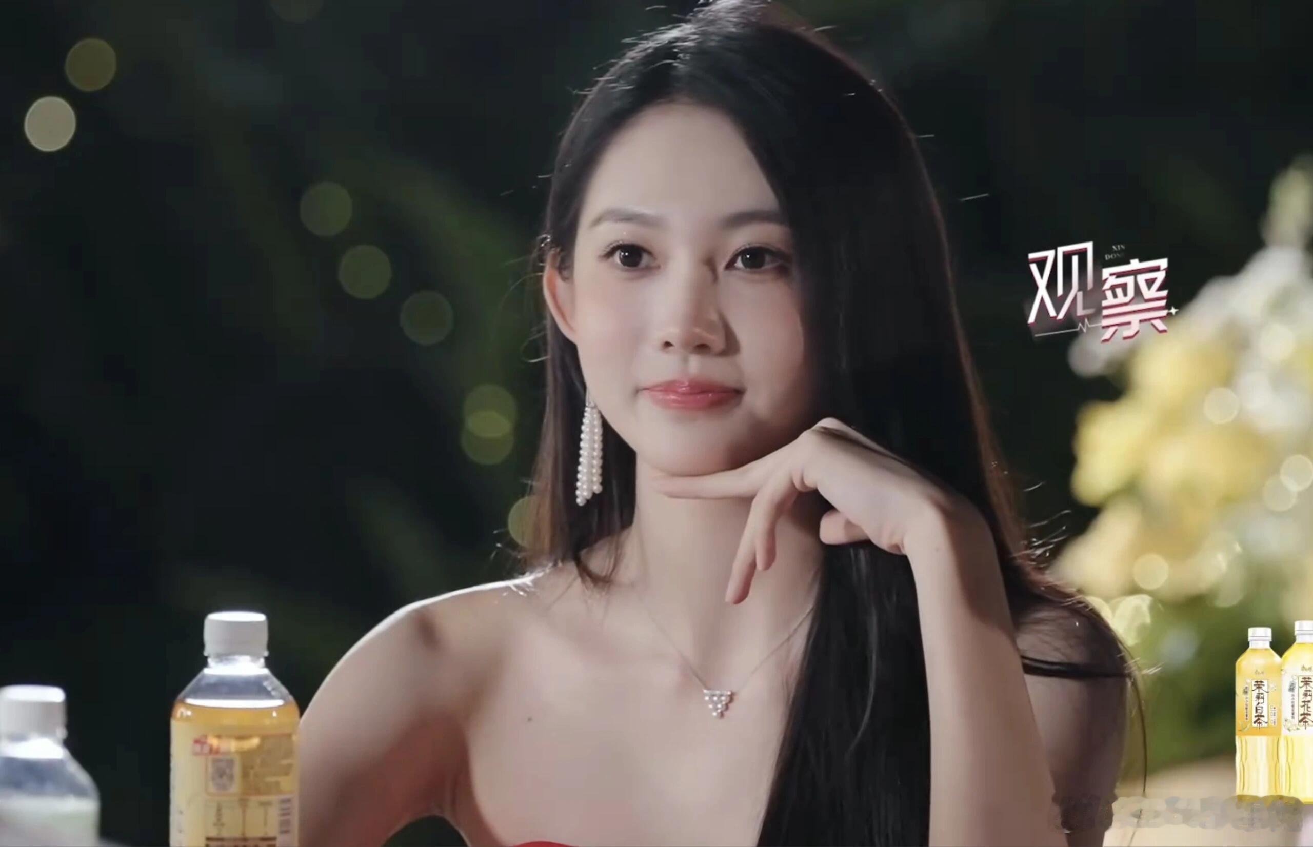 心动的信号9的沙玥儿笑起来好像孟姐啊不笑也很美丽，笑起来和孟子义好像啊。尤其是笑
