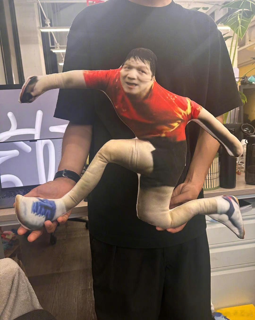 这是谁做的呀，甚至把乒乓球都加上了[允悲]樊振东：没眼看没眼看 ​​​
