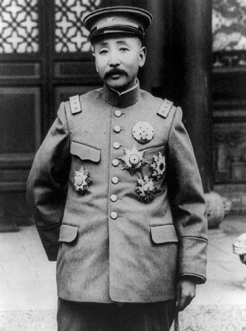 1924年的奉天街头，张作霖路过一个修鞋摊，见鞋匠干活慢，抬脚就踢了一下。鞋匠反