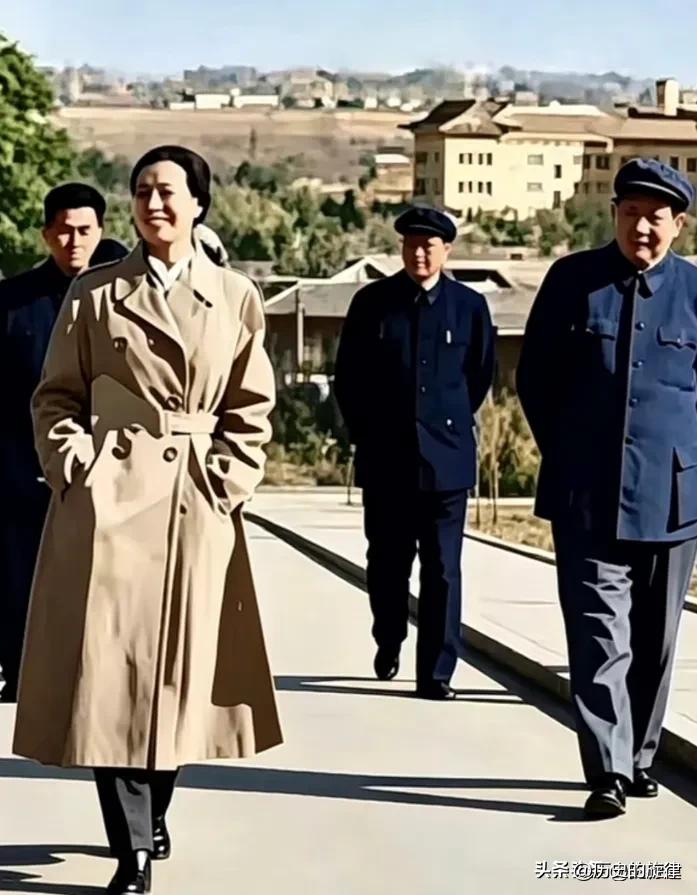 一件深蓝色中山装，为何能撑起一个时代的风骨
 
镜头里，毛主席身着一身深蓝色中山