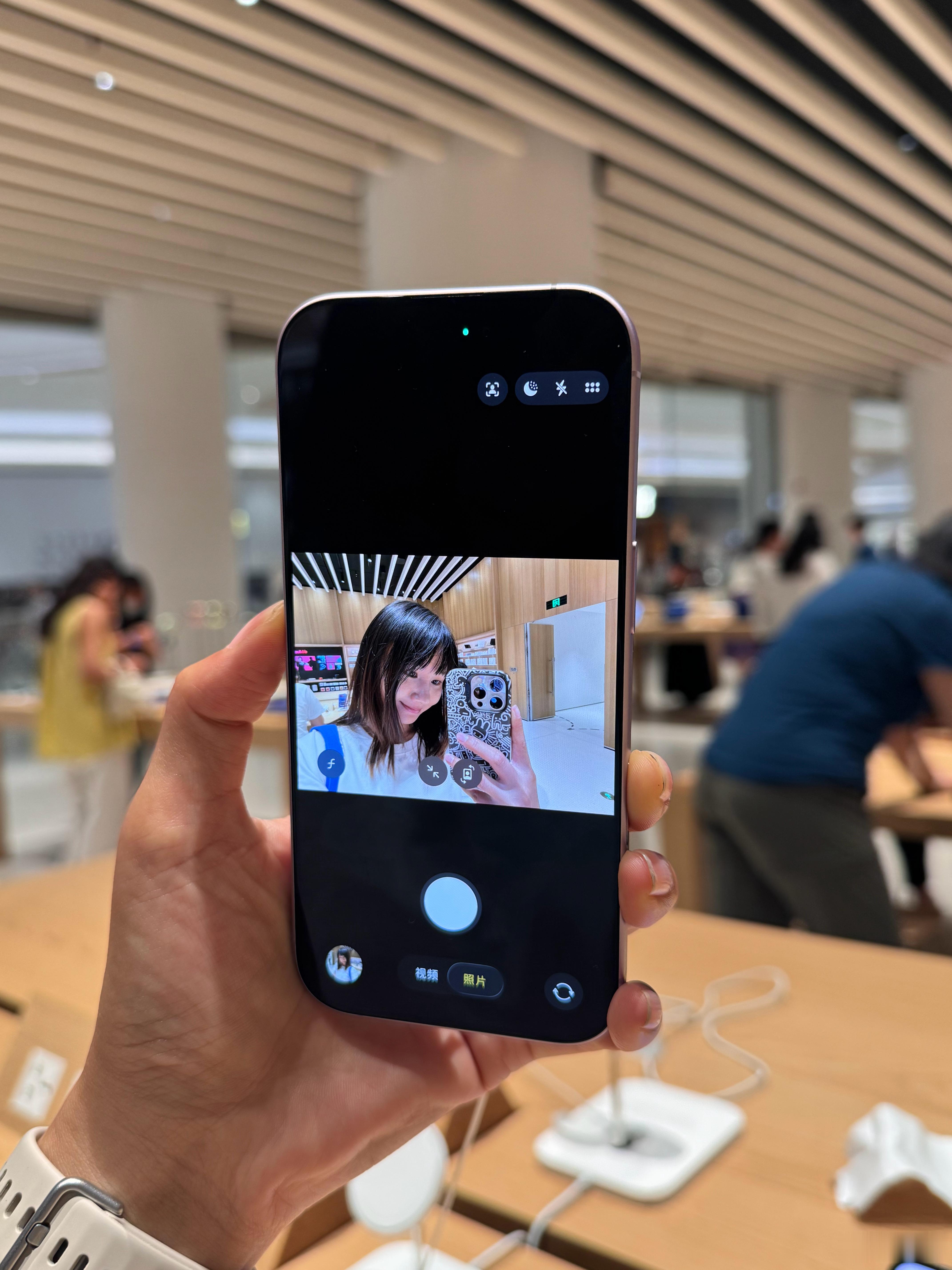 这次出门没带充电宝，赶紧来苹果店蹭个电充充。今年的iPhone 17 Pro造型