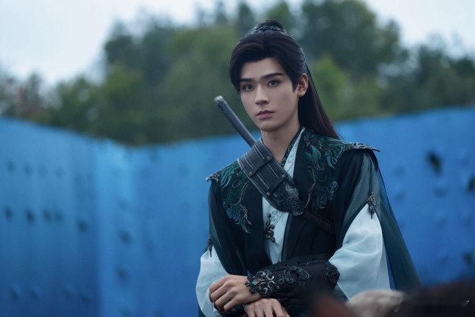 谁说江湖必须佩剑？苏暮雨的伞能攻能守还能带飞，龚俊新剧一伞多用，龚俊白衣执伞踏风