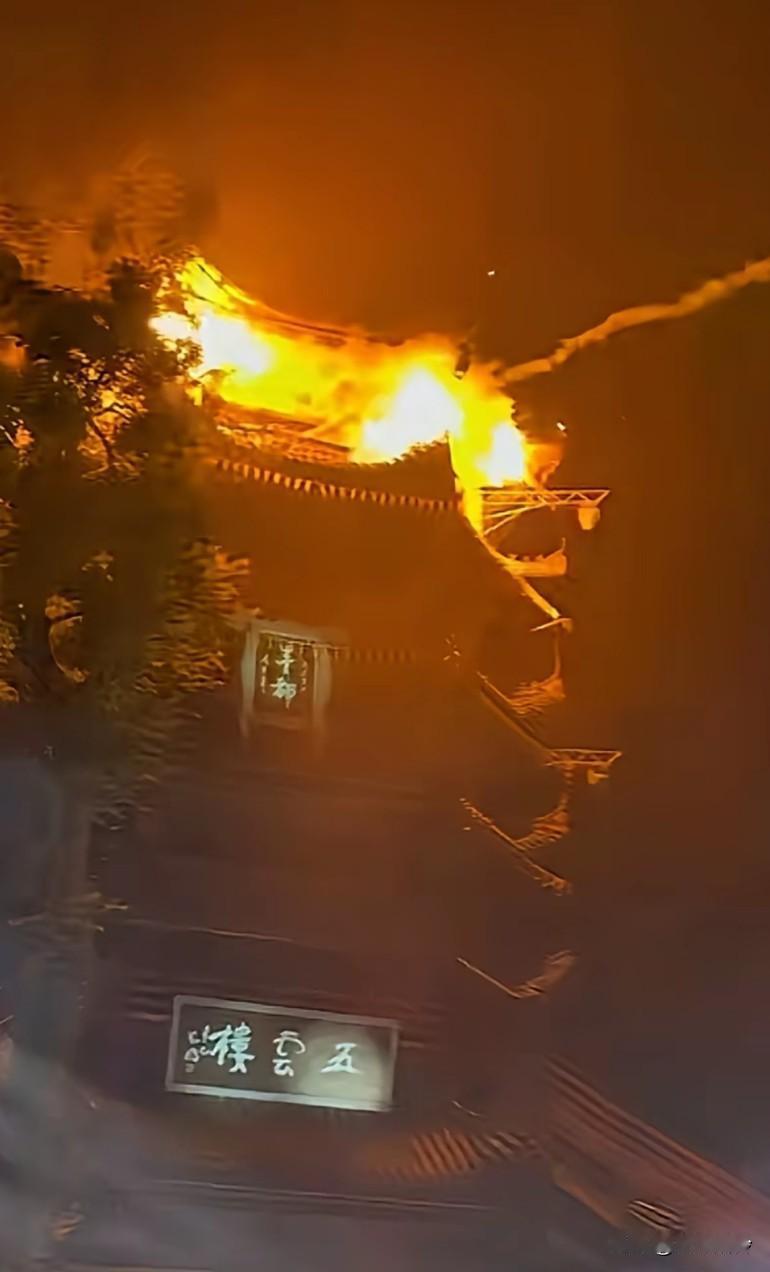 第一眼以为是哪里打仗，在炸楼！现在文旅都喜欢上烟花啊，它不是污染空气它是在制造白