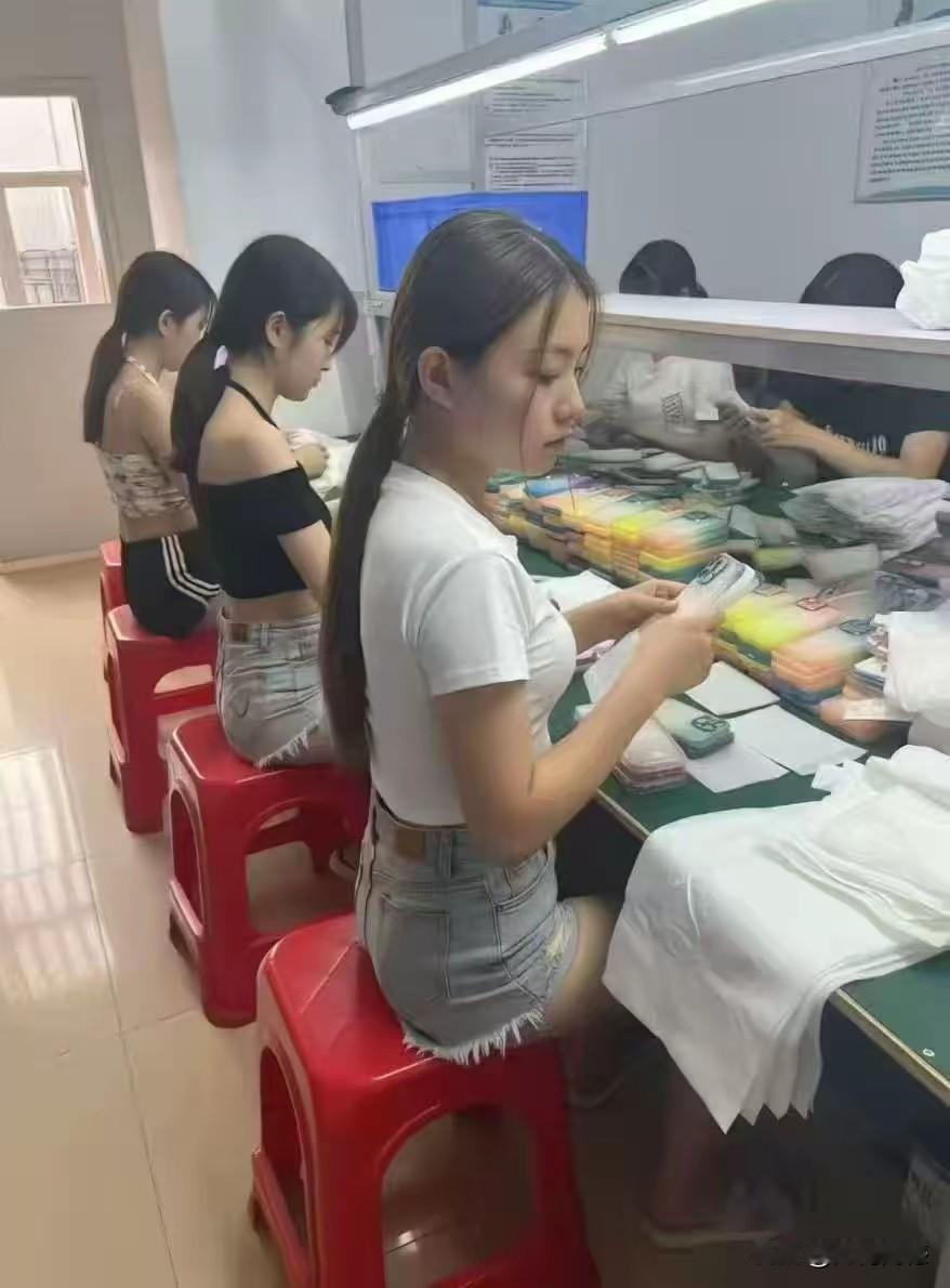 这是什么公司？感觉这个公司的工作环境倒是很好的，在这里工作的员工也没有穿工作服，