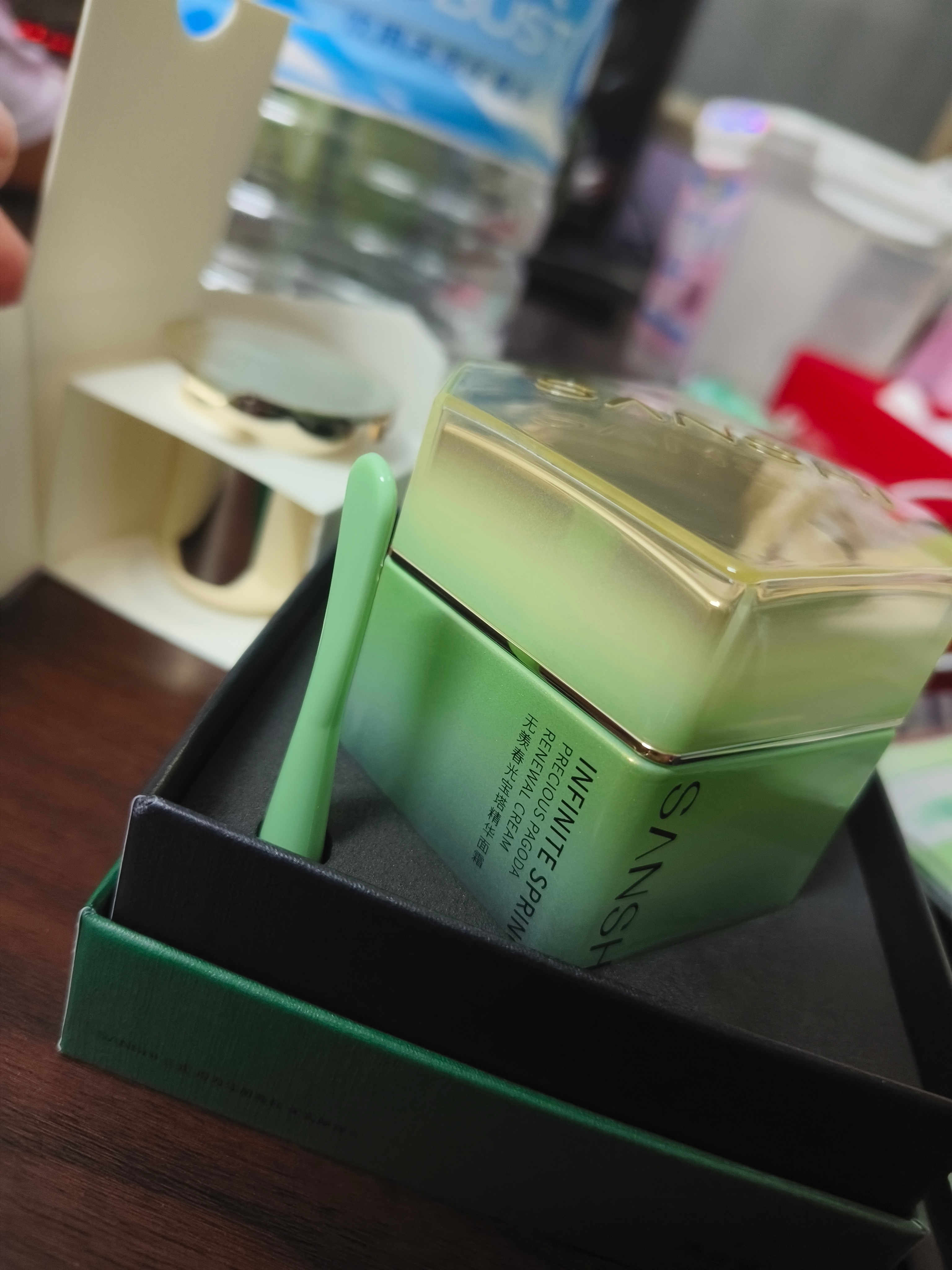 想看护肤小白是怎么拆包装的吗？暴力拆卸！！全拆了！上次水龙吟联名那个化妆品我也是