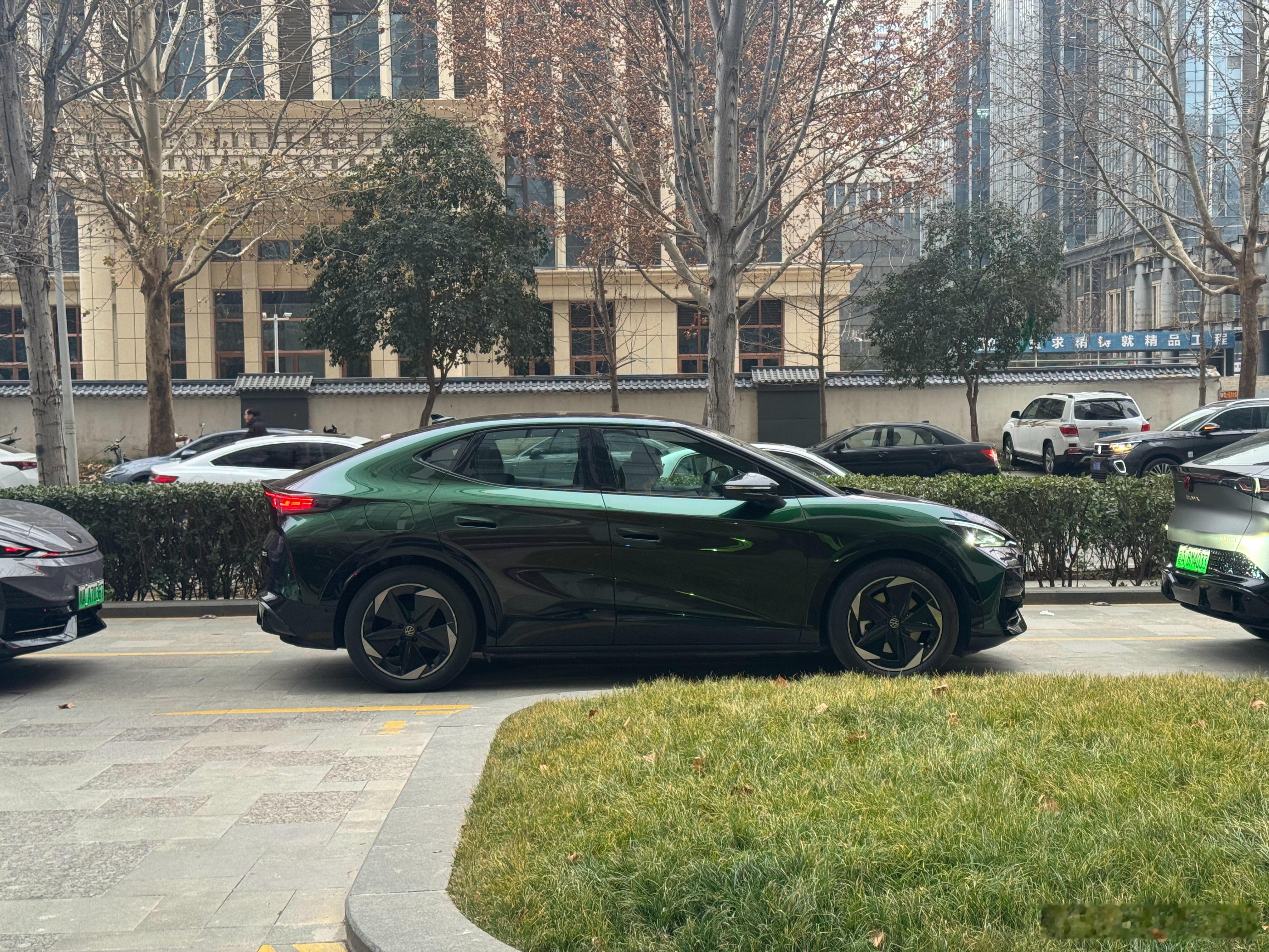 金标大众，与众06这个车我头一次开，以往在北京见到过几次，回头率是有的。以前觉得