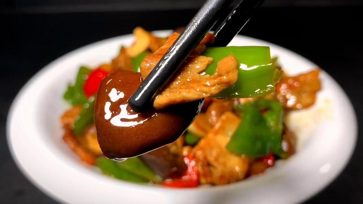 50岁后，吃10斤黑豆不如1斤它，常吃手脚麻利、腿脚有力气
中老年人常吃香菇和干