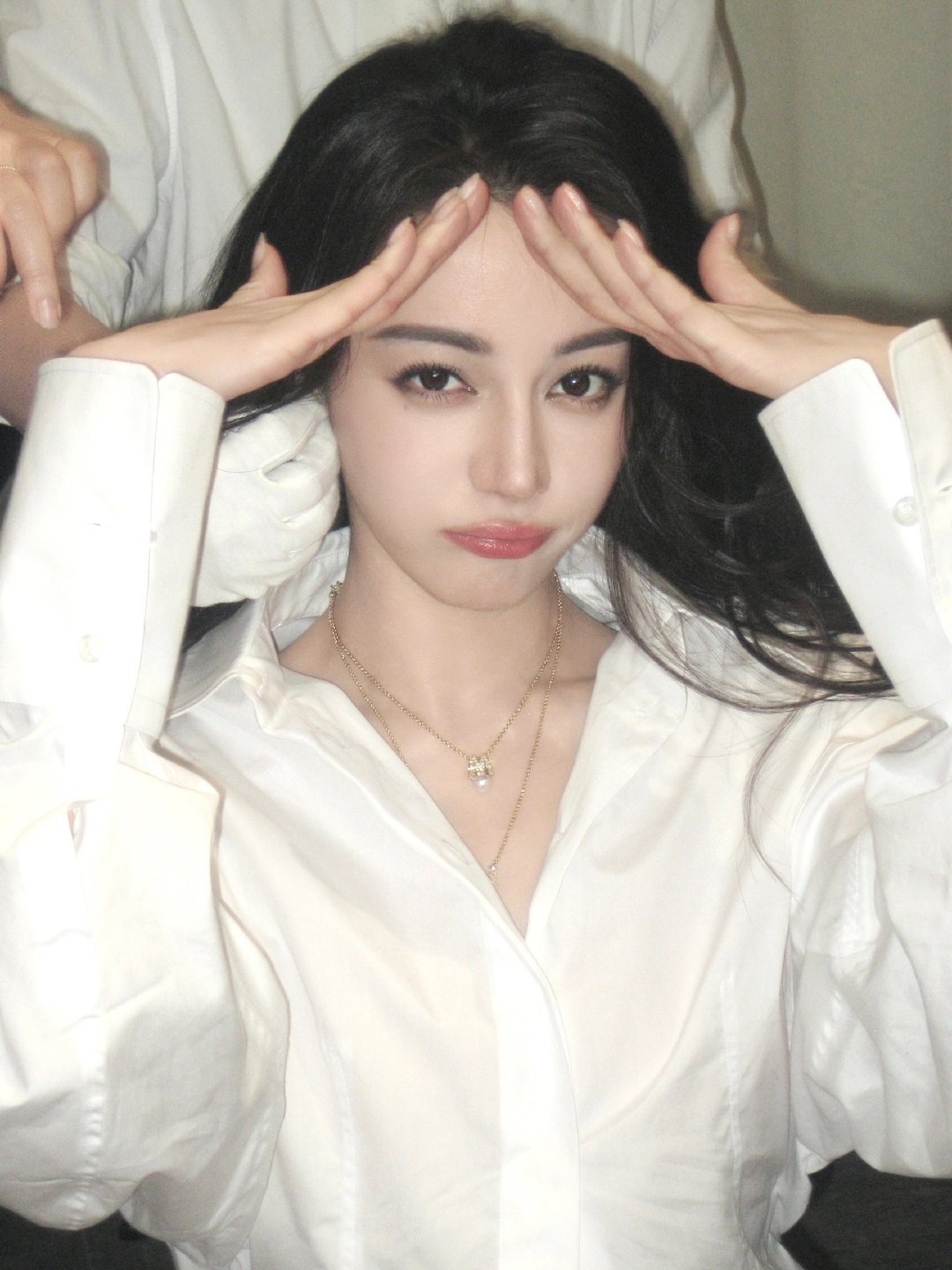 迪丽热巴[超话]  白色系如此美丽～ ​​​