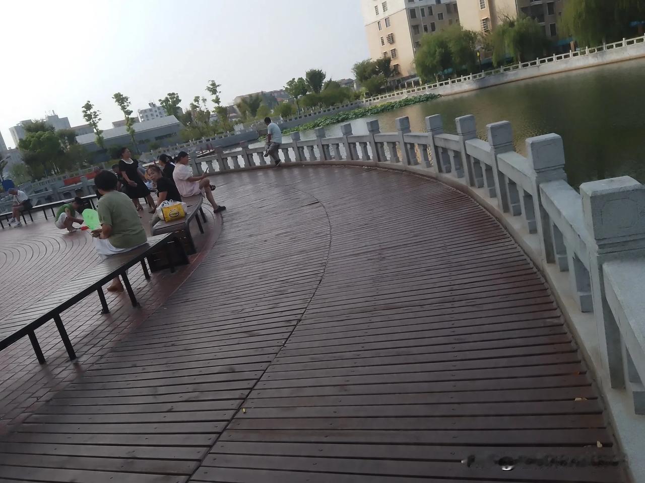 今天，坐公交上来一位老人，大约与我岁数相当，看年龄应在70岁上下，衣着整洁，手里