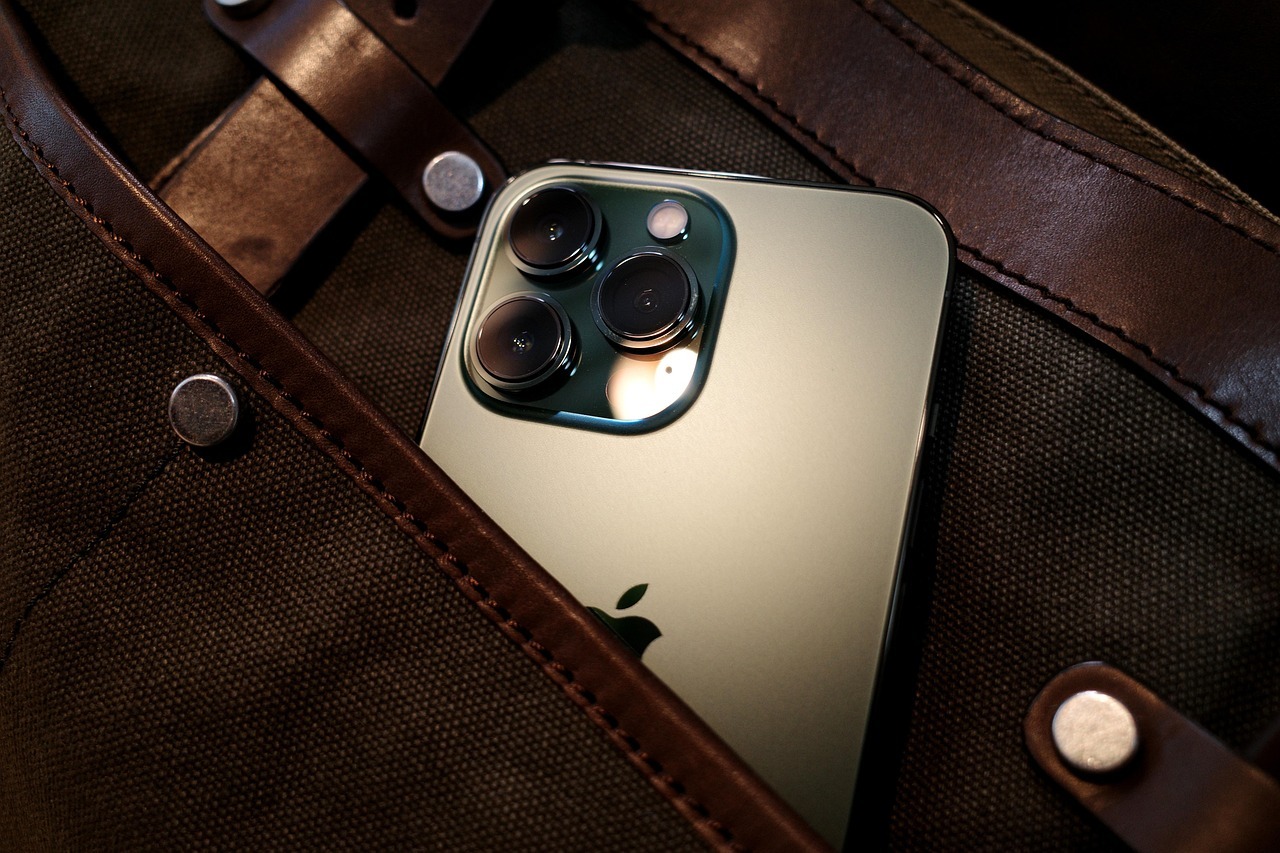 科技新一实测苹果首款折叠屏iPhone Duo后，直言机身重达254克。加保护壳