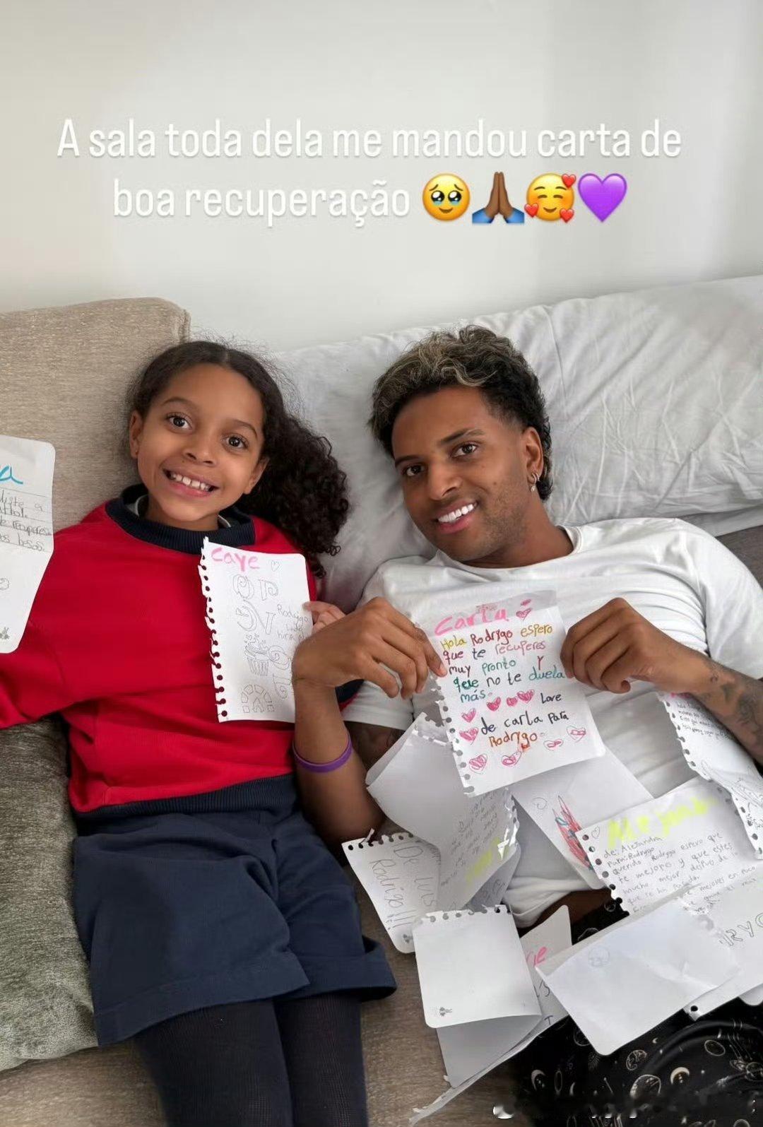 罗德里戈手术后正在经历艰难的康复过程，他坦言自己甚至难受到想吐，在此期间他收到了