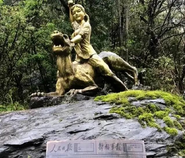 1975年，湖北神农架，一只7尺多长的金钱豹扑向人群。所有人撒腿就跑，只有一个1