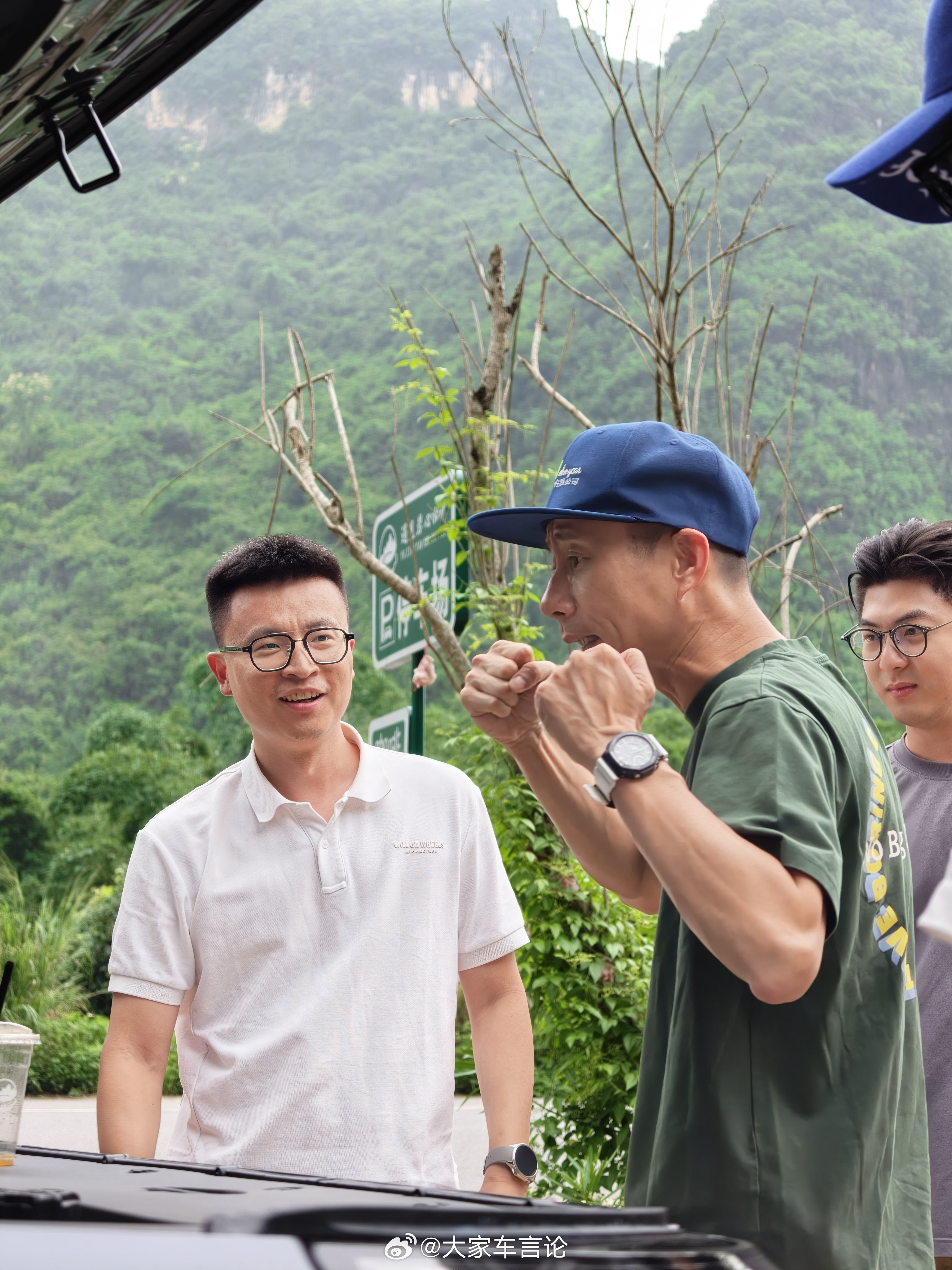 小休过后，下午场继续大家车的9系suv 全程体验，开车前激情辩论一番，看这身体语