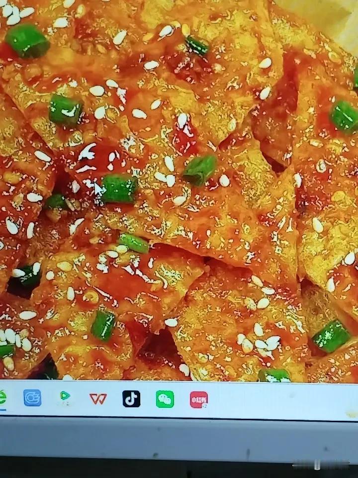 香葱酱饼。酱香浓郁，咬一口超满足。