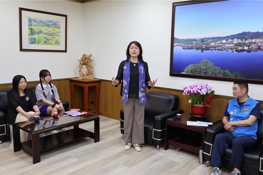 苗栗县大同国小校长谢美桃投身教育领域41载，始终不遗余力地推动客语教学。她不仅担