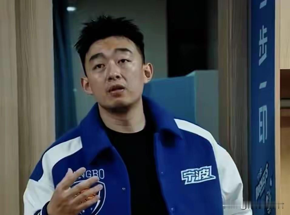 刘家成痛斥贝兹利！
因为贝兹利推搡队友，不服从球队管理，宁波男篮赛后决定解除这名