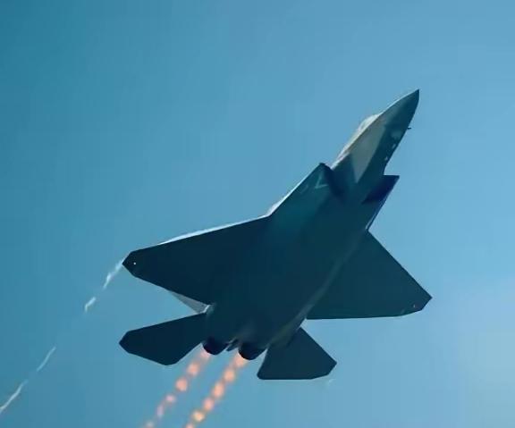 任何一个国家的四代机都可以击落中国的五代机歼20，而美国不但找到了歼20的弱点，