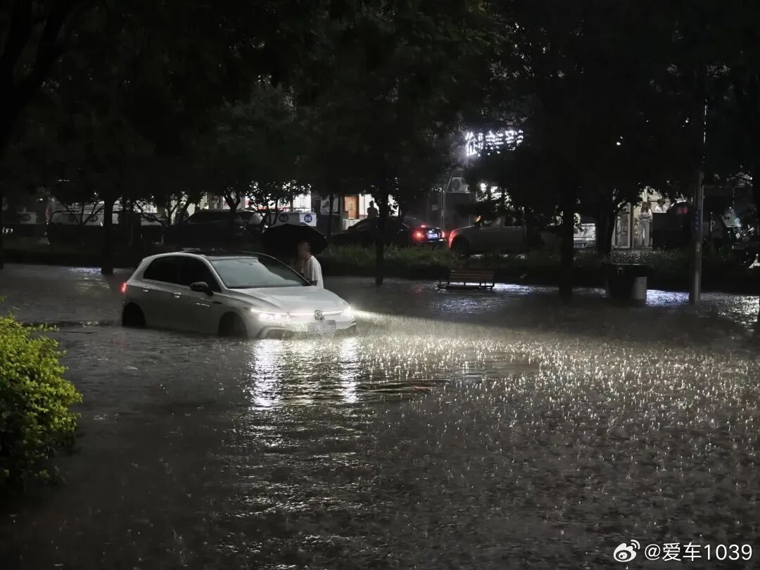 【爱车安全贴士 暴雨中北京多辆车被困，有人不听劝硬闯积水区，有人熄火后拖延不下车