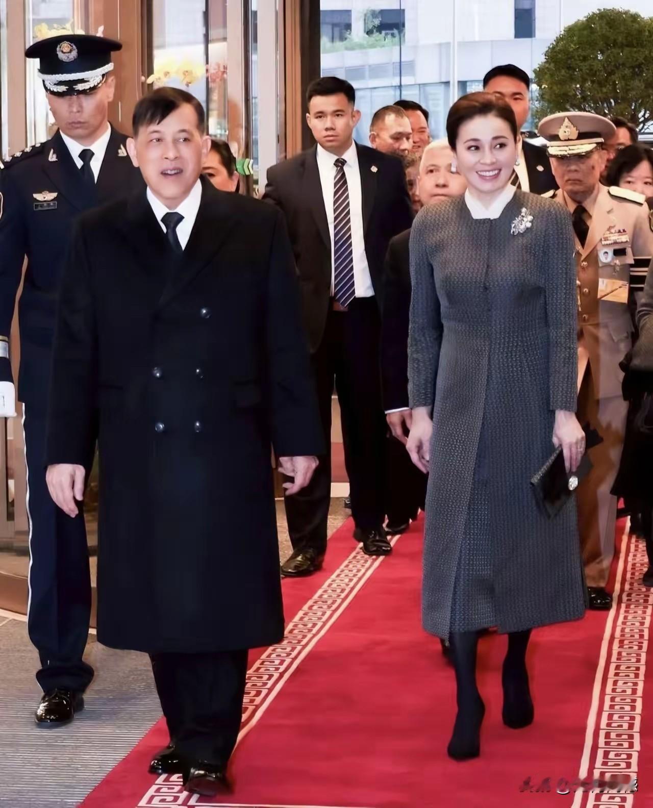 泰国王后，端庄大气，看起来的确是非常的漂亮，非常的有亲和力，能够嫁入皇室，说明这