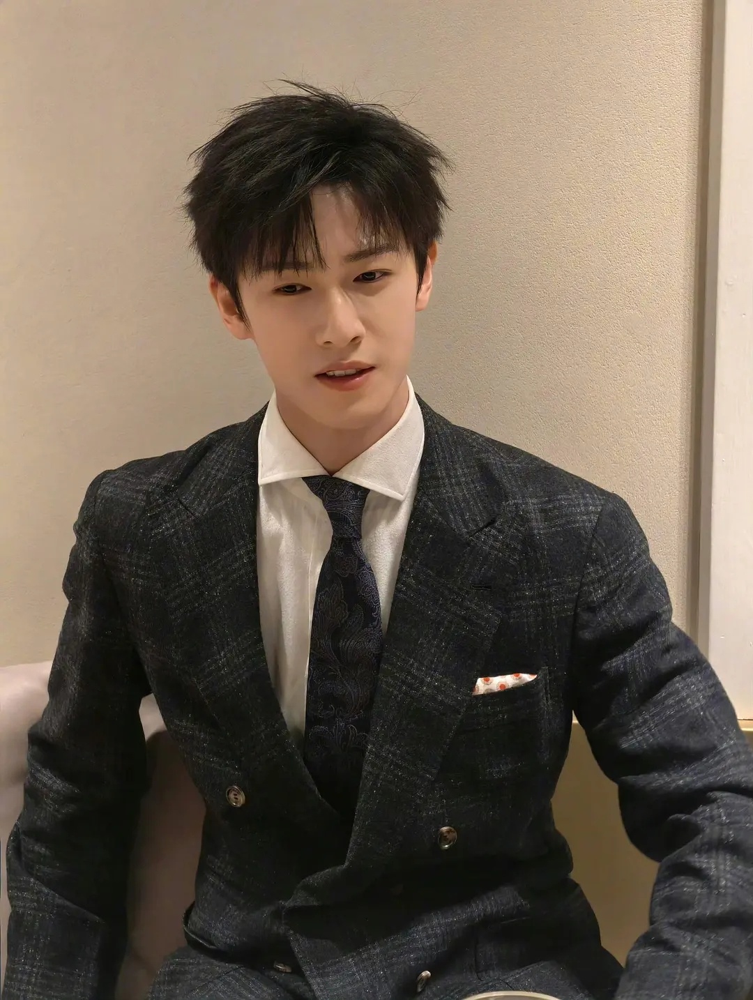 李昀锐西装领带的神……纯生图帅成这样是想怎😭 ​​​