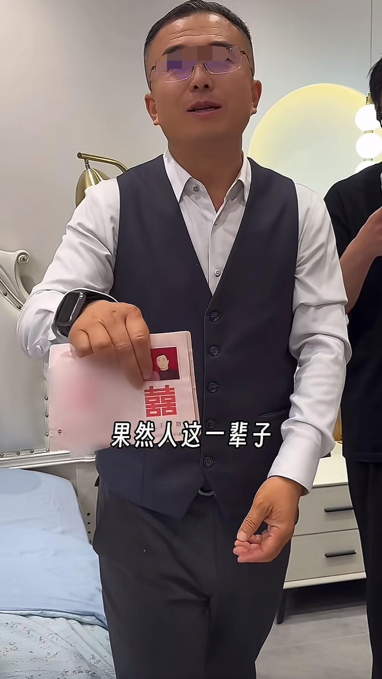 “毛巾少爷”事件出来之后，卖毛巾的同行都在直播间晒自己和原配的结婚证了，证明自己