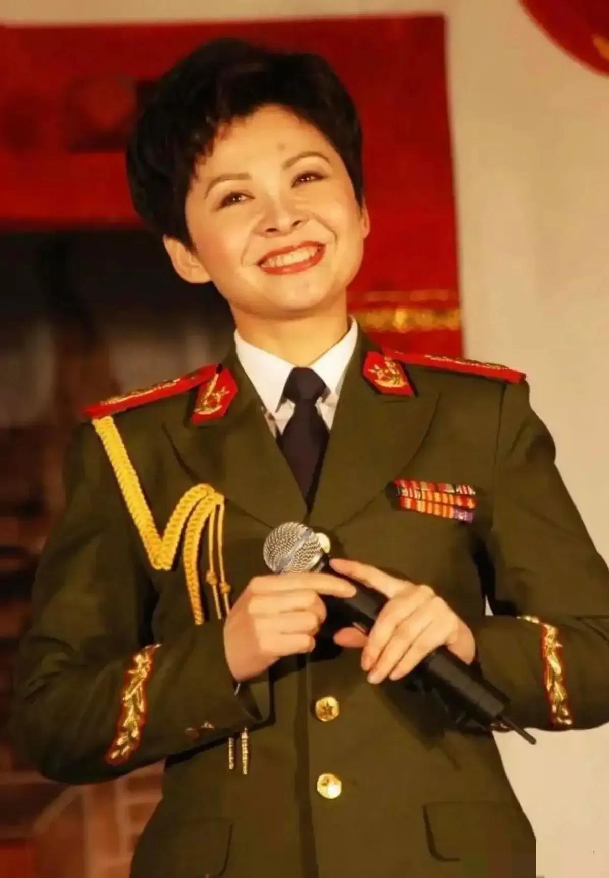 毁掉一个家喻户晓的顶级大明星，需要多少证据？答案是一张合影。就一张演出结束后的普