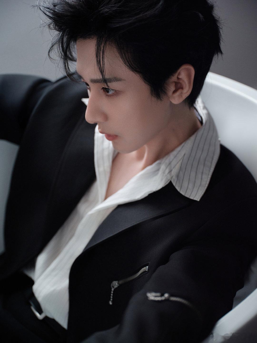 成毅翻开2025的第一页  成毅续写新篇  和成毅一起翻开2025的第一页，续写