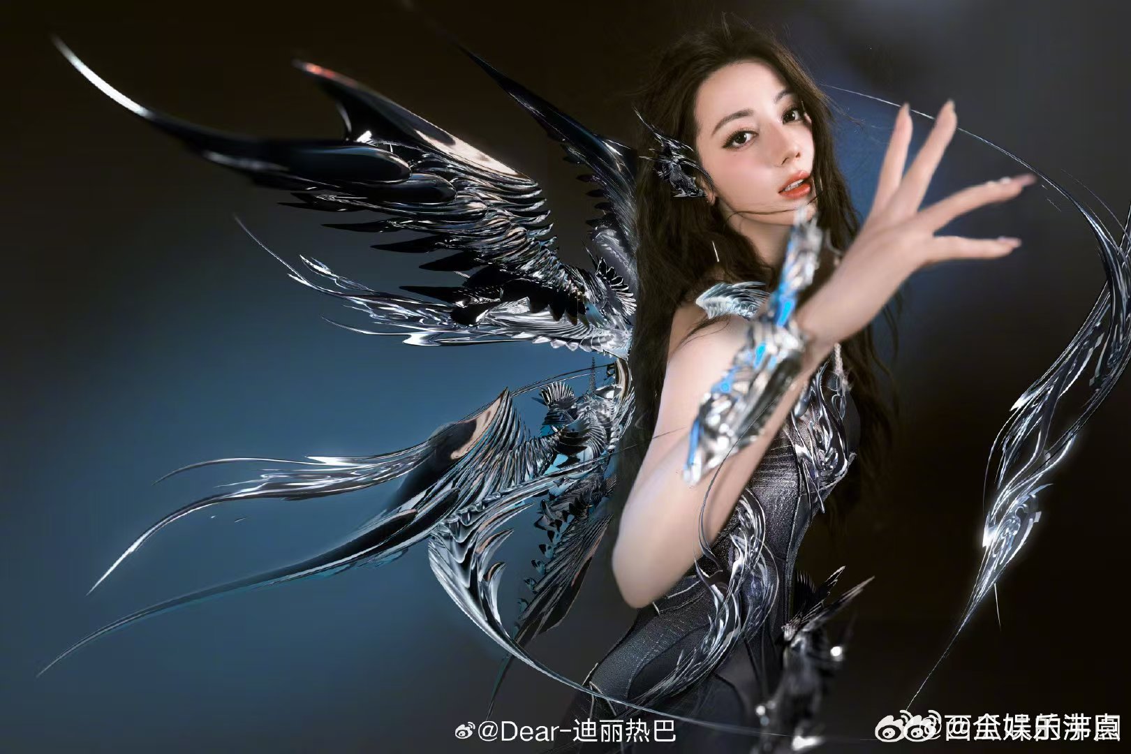 迪丽热巴姐感穿搭你好星期六 好六舞台上的热巴！姐感穿搭精致利落，带着超有反差感的