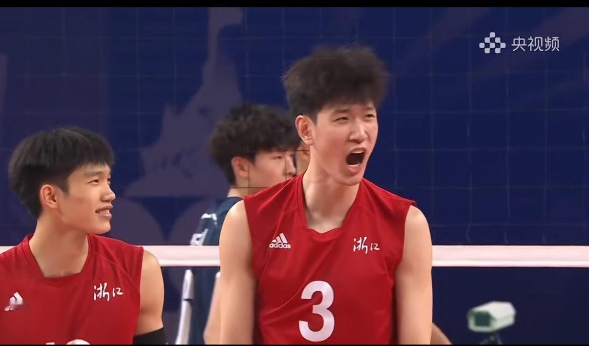 你觉得青年组有哪些球员发挥比较突出？谁以后能在国家队站稳脚跟？我先来两个：史泰尔