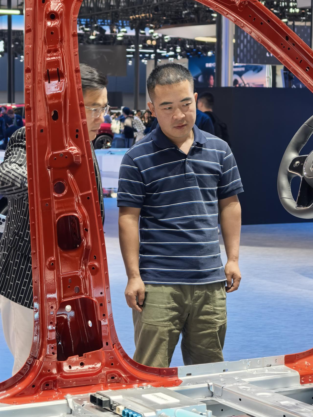 广州车展赛力斯问界展区，果然是人气最佳区域，不仅热门车型区域都被直播小姐姐占满了