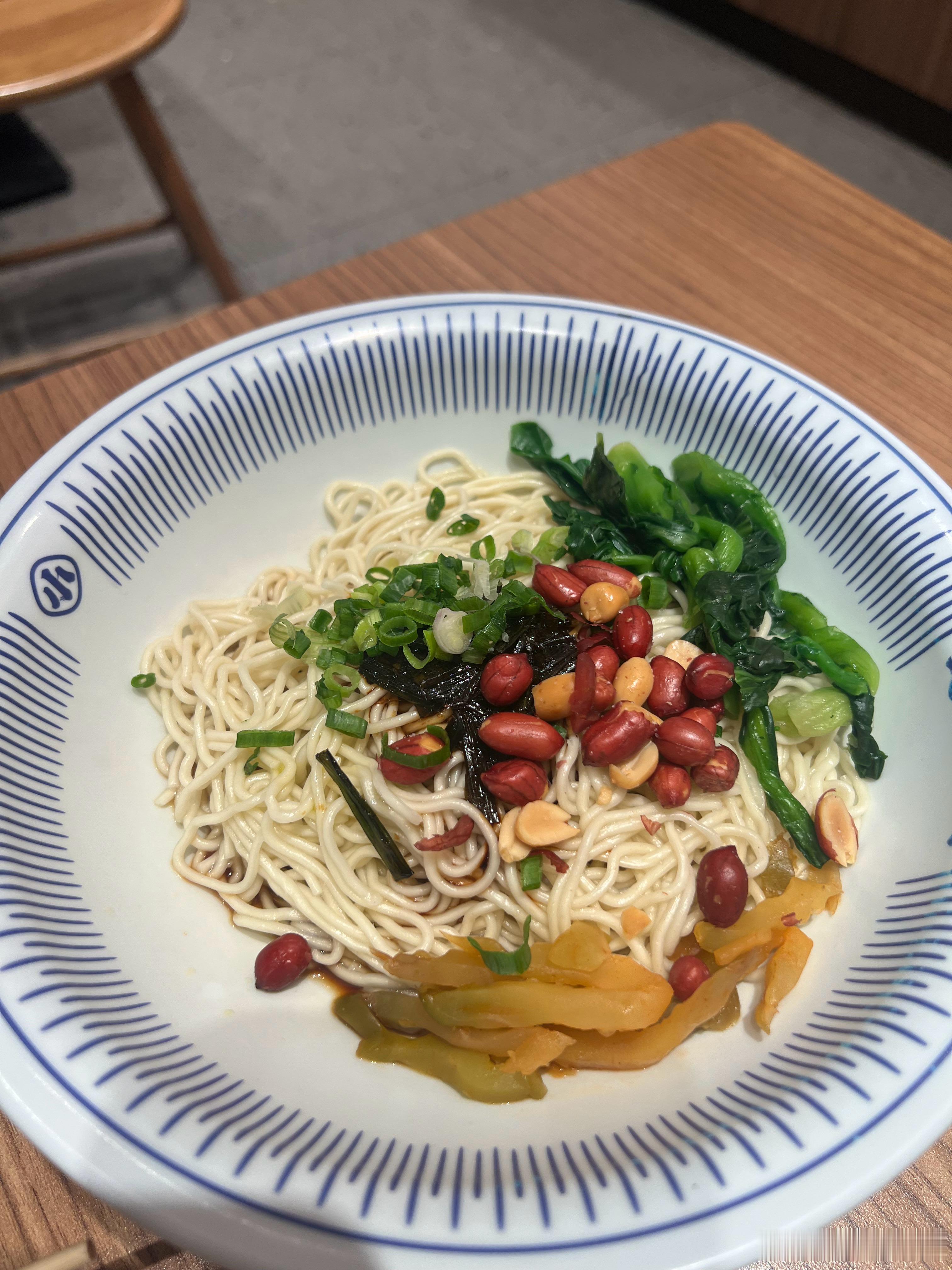 大亨加班，米米说要吃个面，吃个牛肉串，母女俩就过来吃面啦～如果要总结一下2025